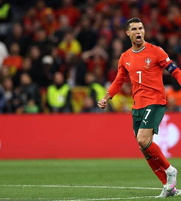 Cristiano Ronaldo wearing portogal's jersey in a World Cup