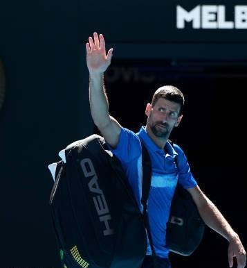 Novac Djokovic leavinc Wimbleadon's court