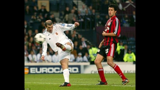 Zinedine Zidane in gola against Bayern Leverkusen in 2002 Champions League's Final.
